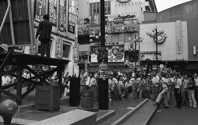 コマ劇場前でイベントに見入る人々　昭和50年(1975)
