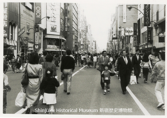 新宿歴史博物館 データベース 写真で見る新宿 歩行者天国 高野前附近 44
