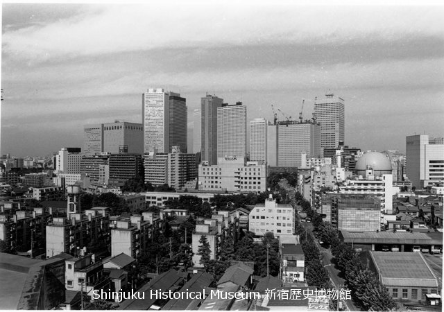 新宿歴史博物館 データベース 写真で見る新宿 高層ビル 西新宿四丁目から 2928