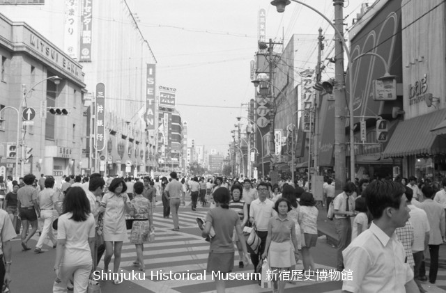 新宿歴史博物館 データベース 写真で見る新宿 歩行者天国で賑わう新宿通り 6938