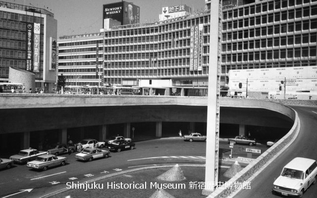 新宿歴史博物館 データベース 写真で見る新宿 新宿駅西口広場 螺旋状斜路 7242