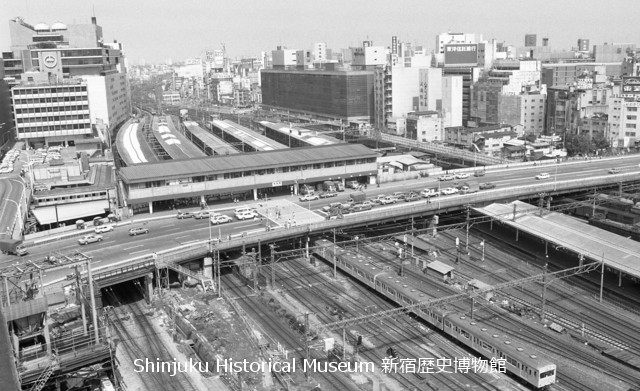 新宿歴史博物館 データベース 写真で見る新宿 新宿駅南口 全景 7253
