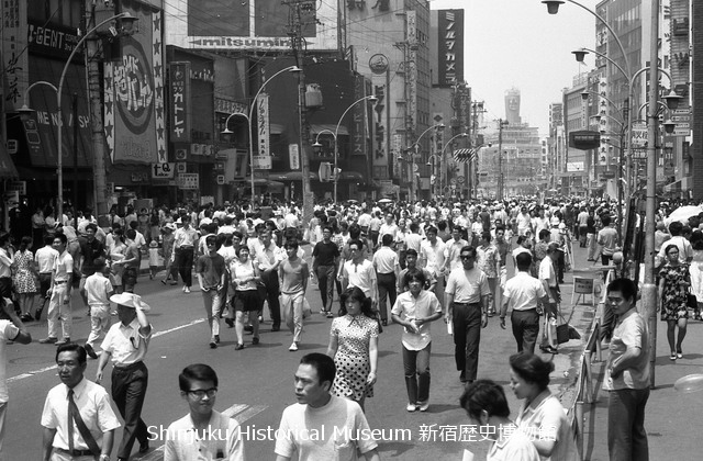 新宿歴史博物館 データベース 写真で見る新宿 歩行者天国が始まった日 通りを行く人びと 7374
