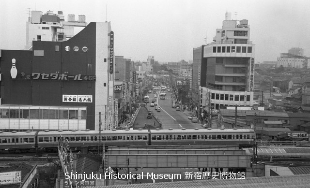 新宿歴史博物館 データベース 写真で見る新宿 高田馬場 駅から見た早稲田通り 7422