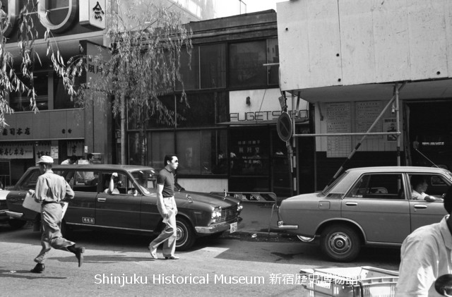 新宿歴史博物館 データベース 写真で見る新宿 | 中央通り 風月堂 | 8567