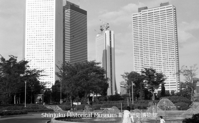 新宿中央公園から見た超高層ビル　昭和50年