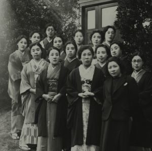 林芙美子(右から2人目）と友人たち