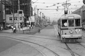 四谷三光町方向を望む〈13系統〉 昭和36年（1961）